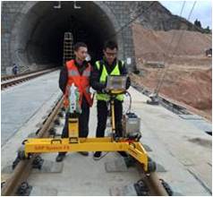 Amberg Technologies – 测量 – 地理信息 – 数字化基础设施 – 铁路工程 – Amberg Rail – 铁路轨道测量 – 轨道竣工测量 – 轨道检测 – 轨道几何（EN 13848）– 轨道病害检测 – 轨道文档记录 – 轨道高低测量 – 轨距测量 – 无砟轨道调整 – 无砟轨道验收 – 捣固作业测量 – 结构限界测量 – 铁路限界分析 – 动态限界 – 动态包络 – IMU 惯性测量单元 – 隧道工程 – Amberg Tunnel – 隧道测量与监测 – 隧道激光扫描 – 隧道断面测量 – 隧道开挖控制 – TBM 盾构 – 爆破法 – 喷射混凝土 – 地球物理 – Amberg TSP – 隧道地震预测 – 地质超前预报 – 断层探测 – 岩体结构 – 冲击锤测试 – 连续地质预测 – 数字孪生 – 高精度监测 – 土木工程 – 地下工程创新 – 精密测量系统